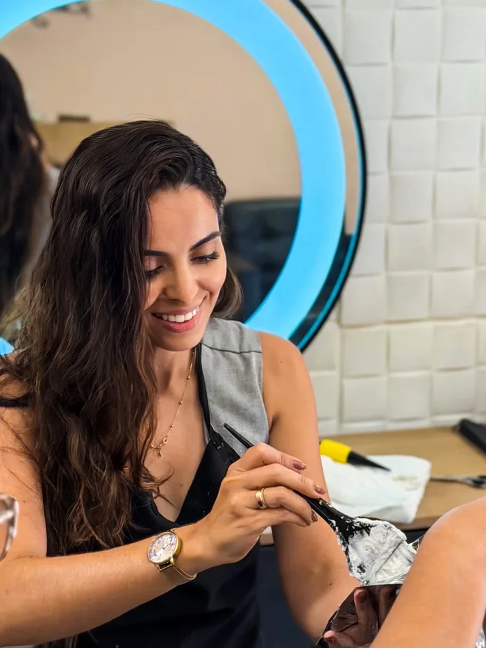 Bruna Diniz aplicando colorimetria em cliente — Studio Brün Recife