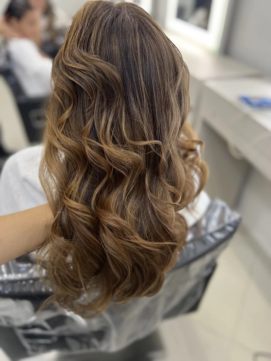 Iluminação natural em cabelo moreno escuro — Studio Brün Recife