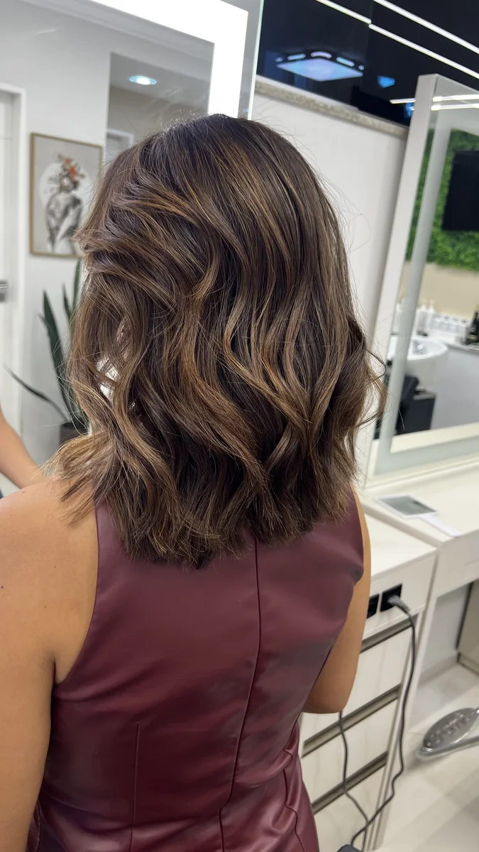 Mechas finas em castanho com luz natural — Studio Brün Recife