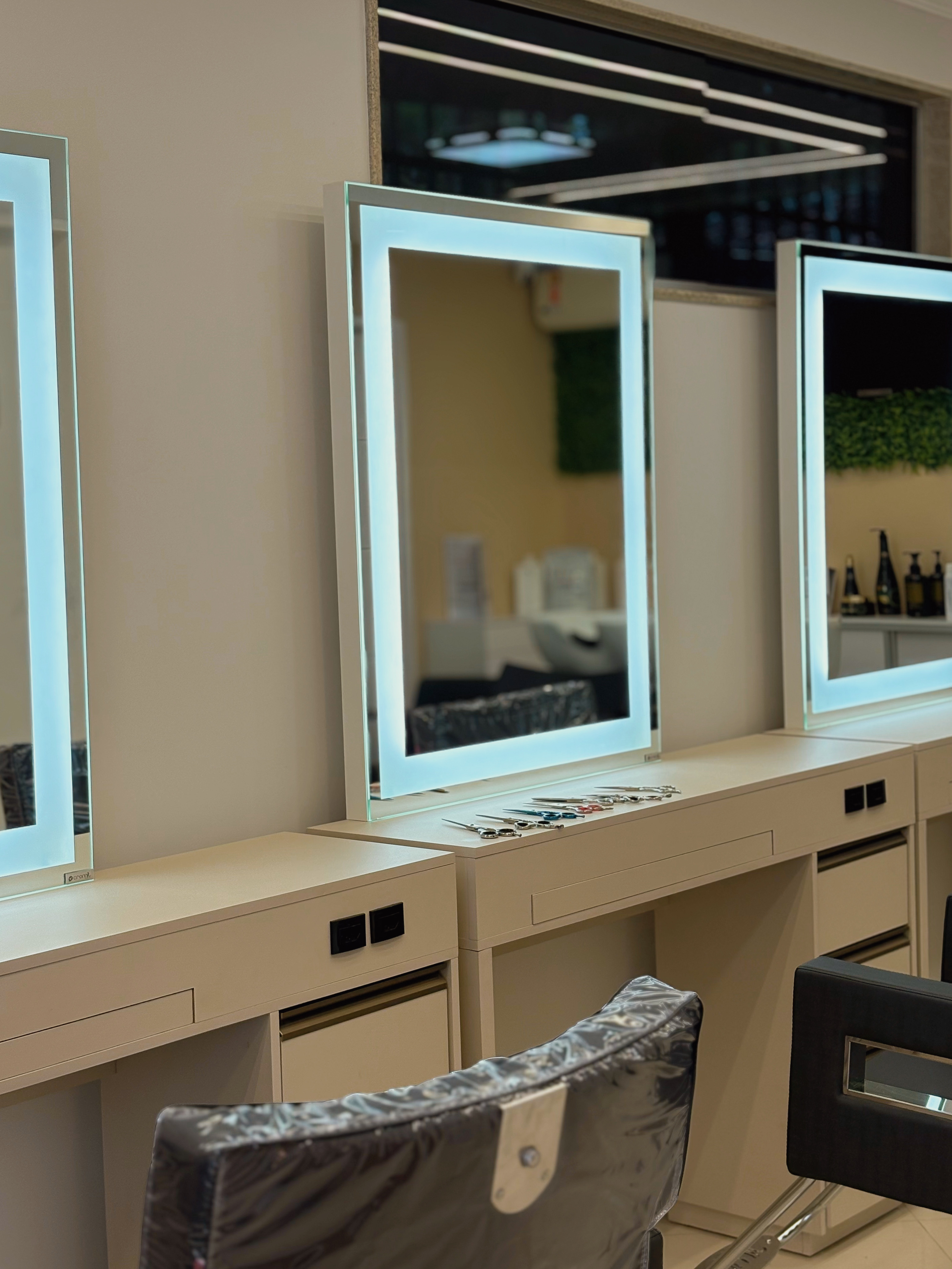 Estações de espelho iluminadas — Studio Brün