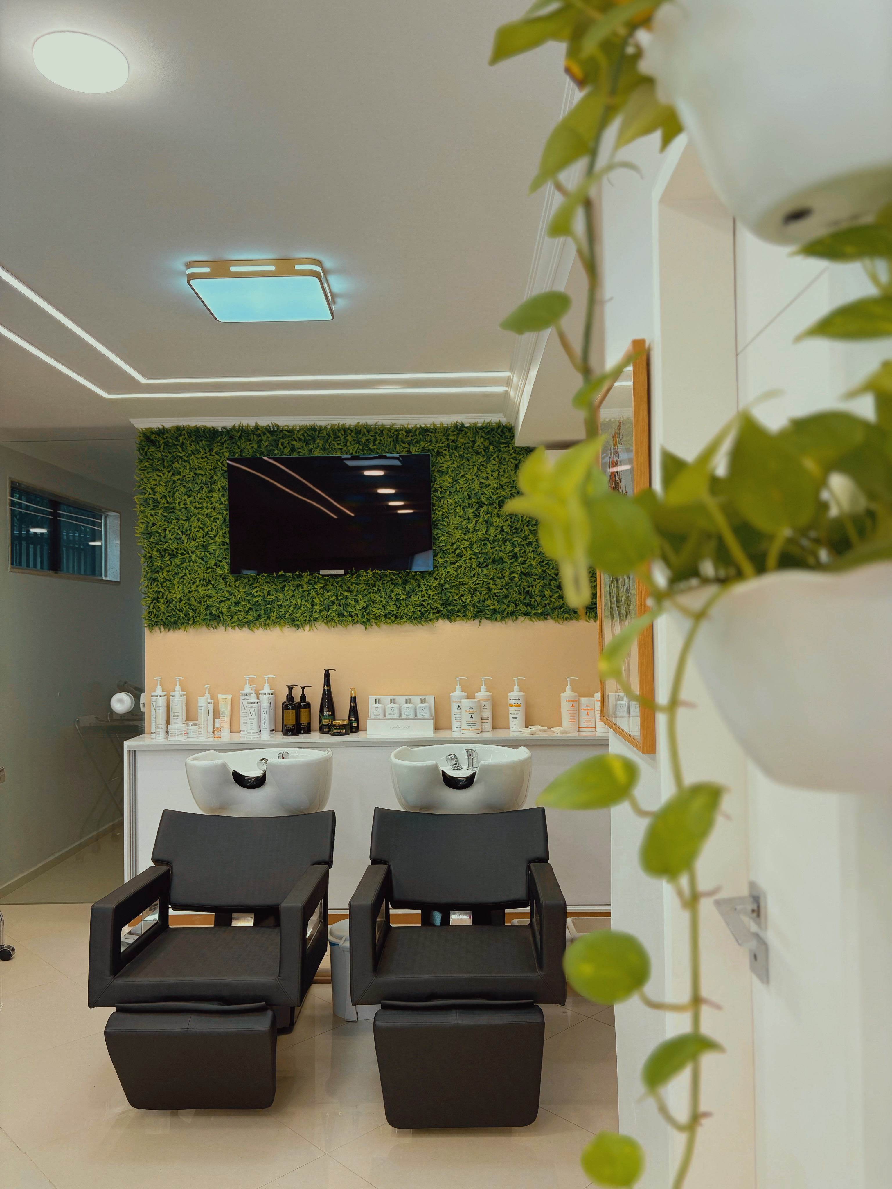 Área de lavagem com jardim vertical — Studio Brün